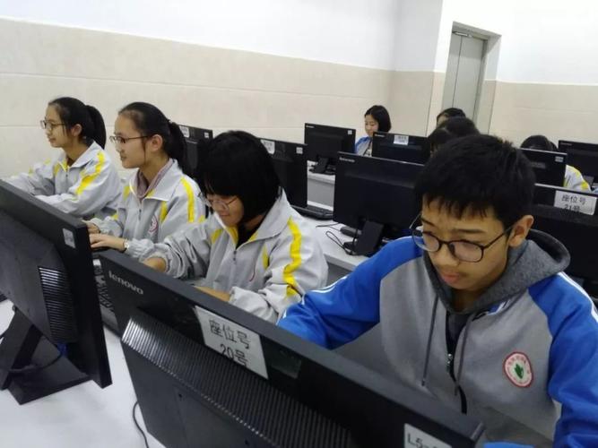 讴歌新时代 描绘七彩梦